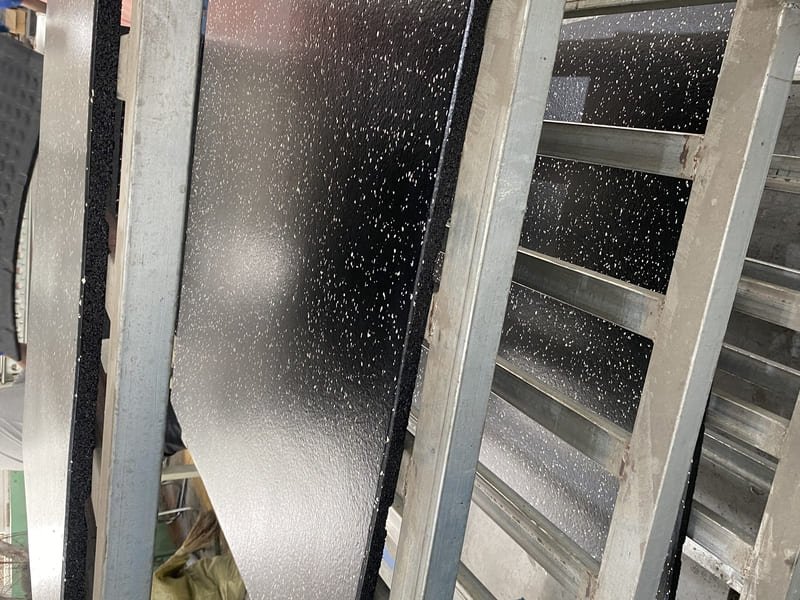 Um documento oficial de relatório de ensaio ASTM com resultados certificados para pavimentos de ginásio